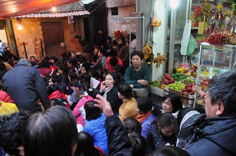 Xô đẩy, chen lấn để cầu an