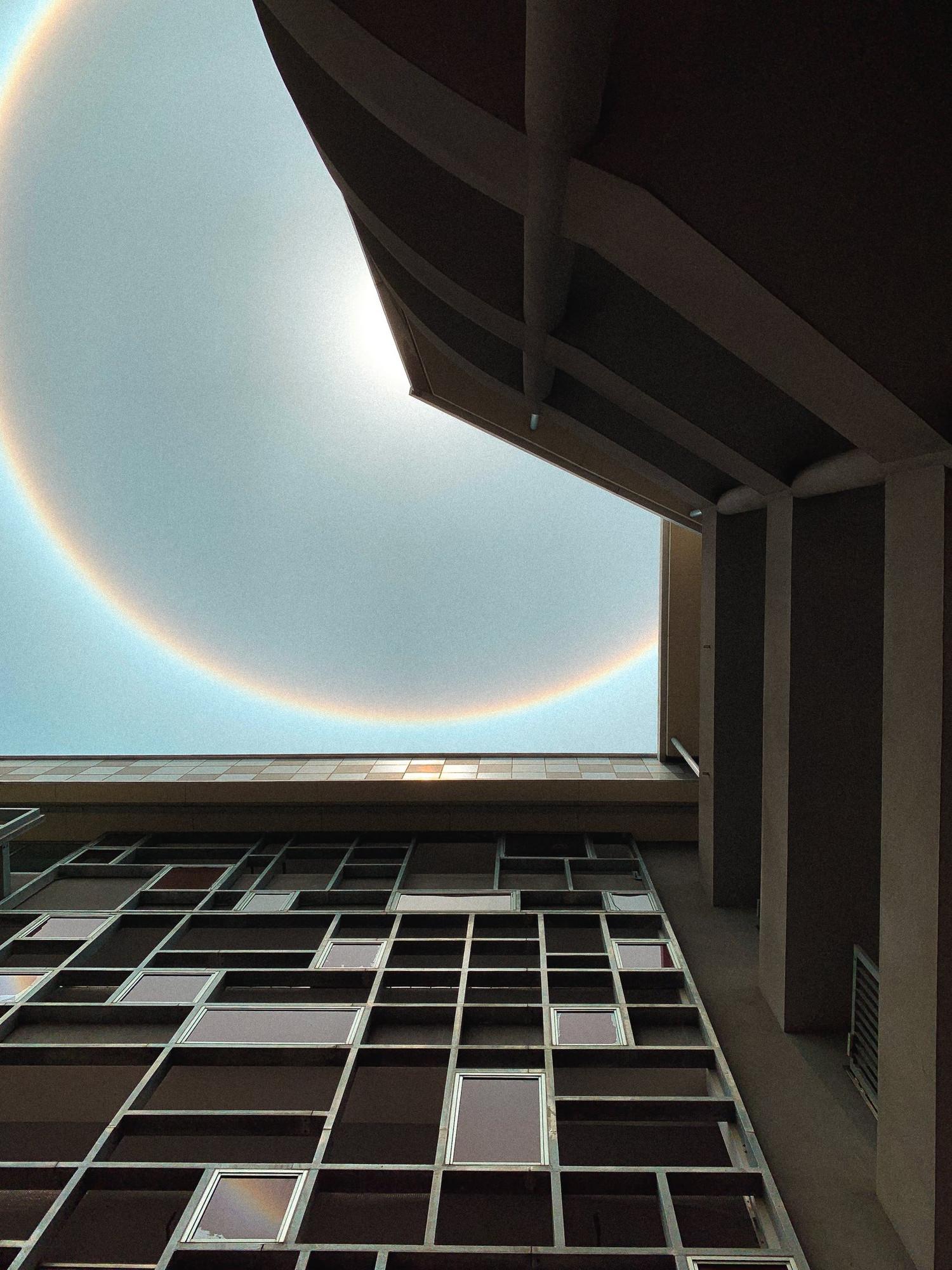 Hiện tượng hiếm gặp “Tán Mặt Trời” bất ngờ xuất hiện khiến giới trẻ Sài Gòn thích thú