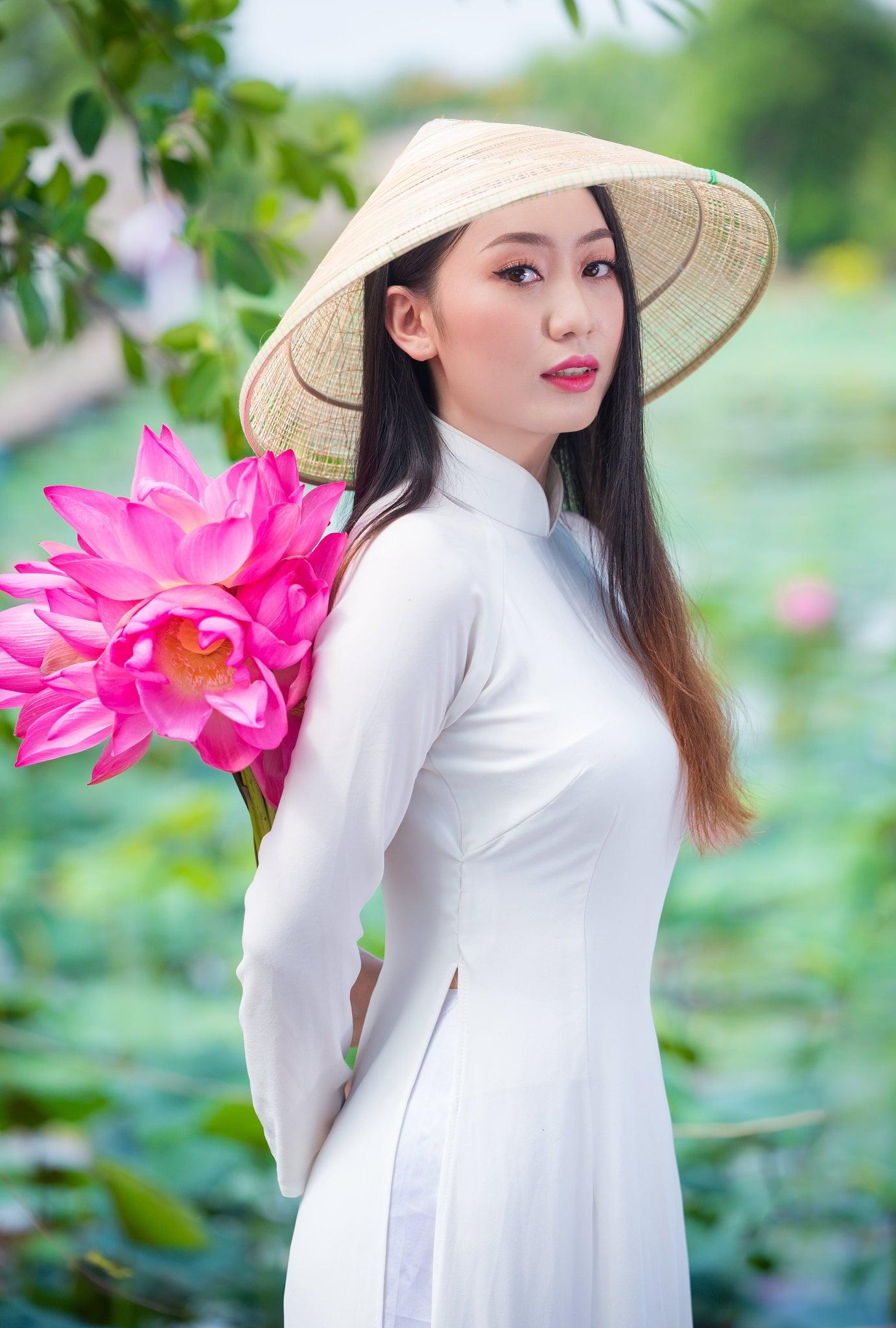 Bí quyết chụp ảnh với hoa sen đẹp mới nhất 2022