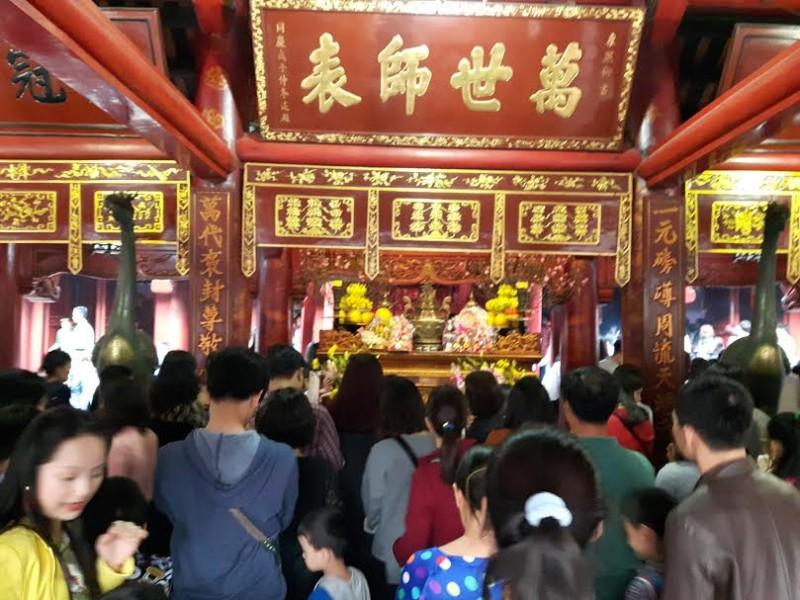 Văn Miếu chật ních người xin chữ cầu may đầu năm