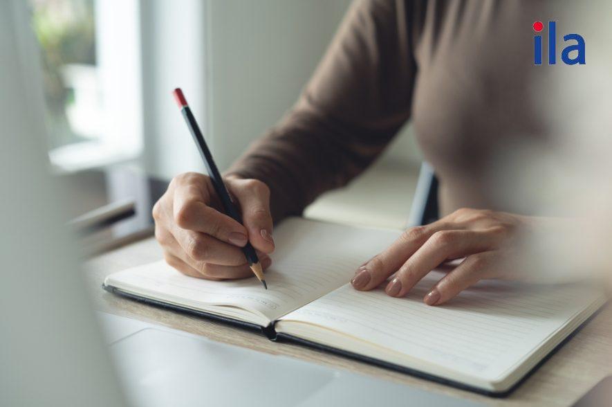 Live up to là gì? Cách dùng và ví dụ chuẩn dễ nhớ