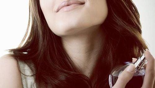 Xịt nước hoa ở vị trí nào trên cơ thể lưu hương thơm?