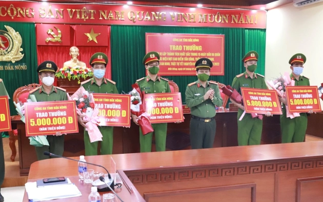 4 sao 1 gạch là cấp gì công an, quân đội?