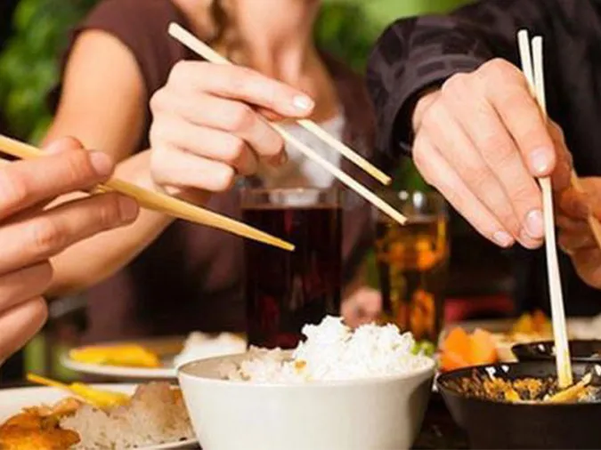 Giải thích ý nghĩa tục ngữ ‘Ăn trông nồi ngồi trông hướng’ nhắc nhở điều gì?