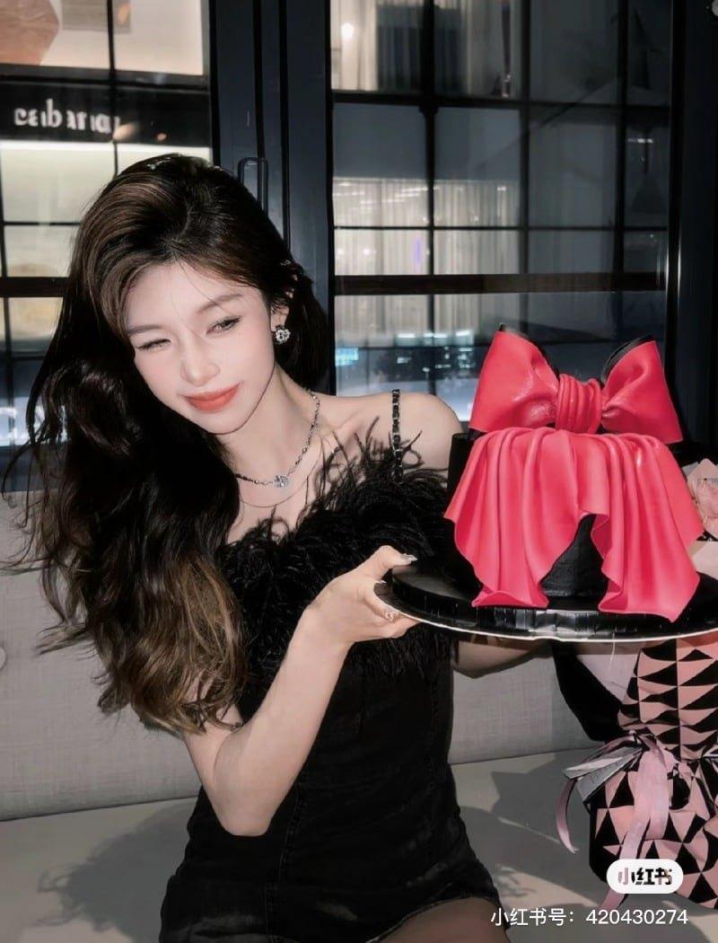 Cách tạo dáng chụp ảnh với bánh sinh nhật vạn người mê