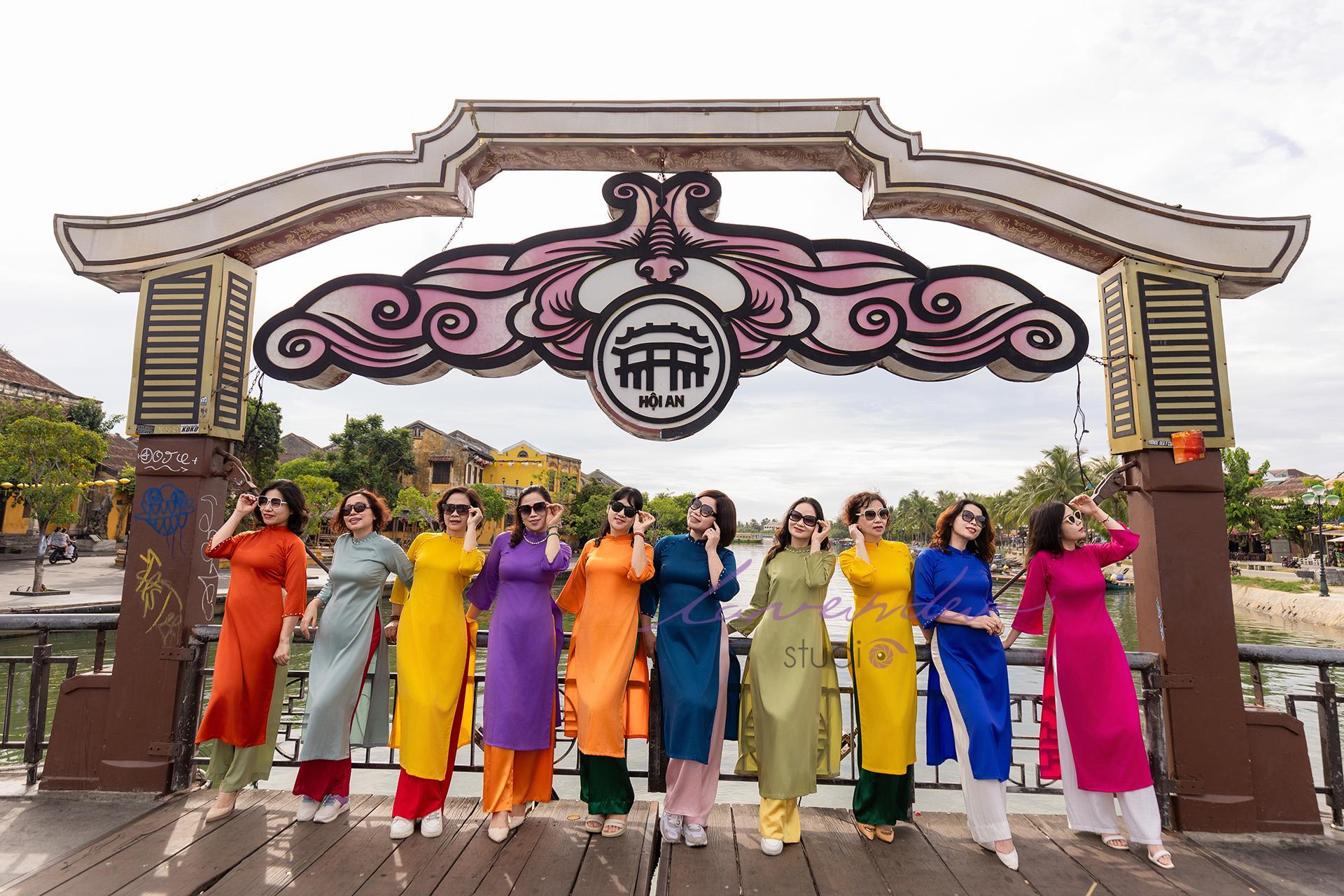 Chụp ảnh áo dài nhóm cùng bạn bè cực chất cùng dịch vụ chụp ảnh bạn bè kỷ niệm của Lavender studio năm 2025
