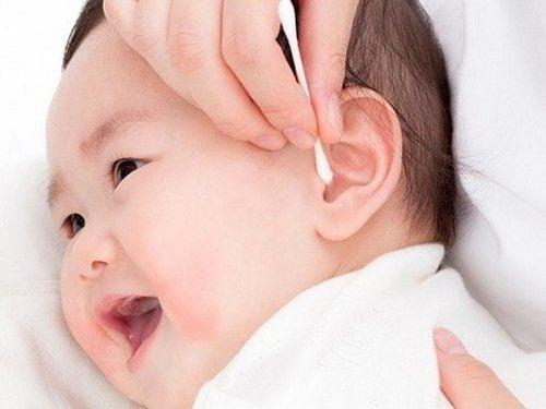 Cách xử lý khi ráy tai bé bị khô, vón cục
