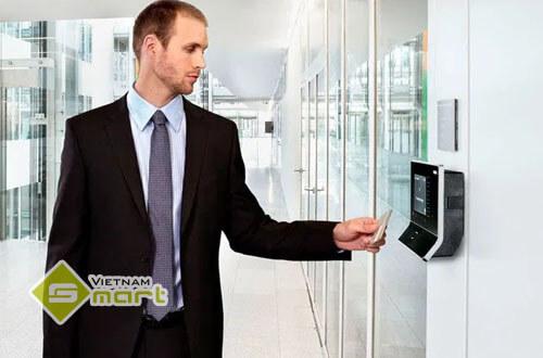 Máy chấm công tiếng Anh là gì? Các cách dịch thông dụng nhất