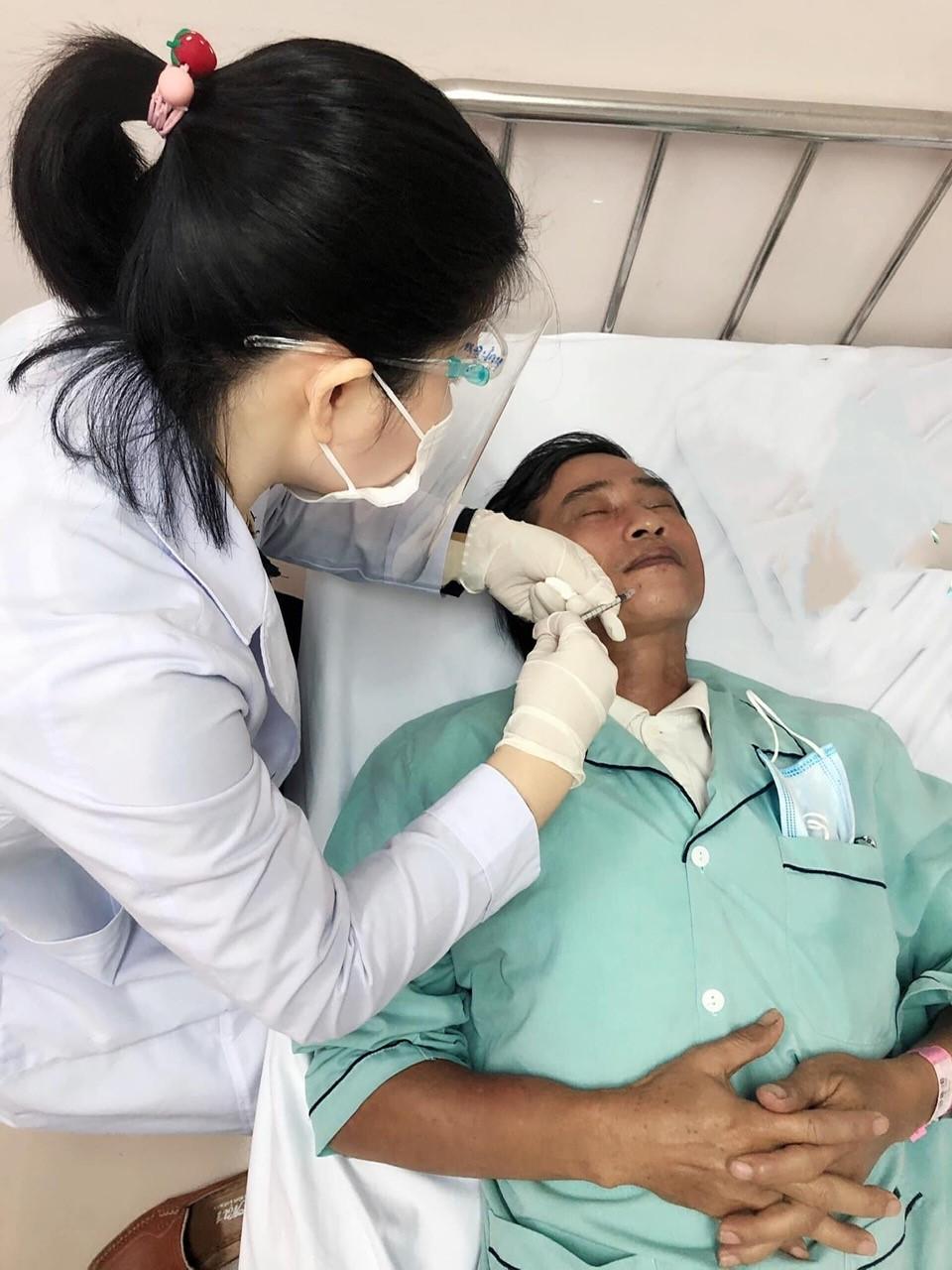 Bệnh co thắt nữa mặt: Nguyên nhân, triệu chứng và cách điều trị