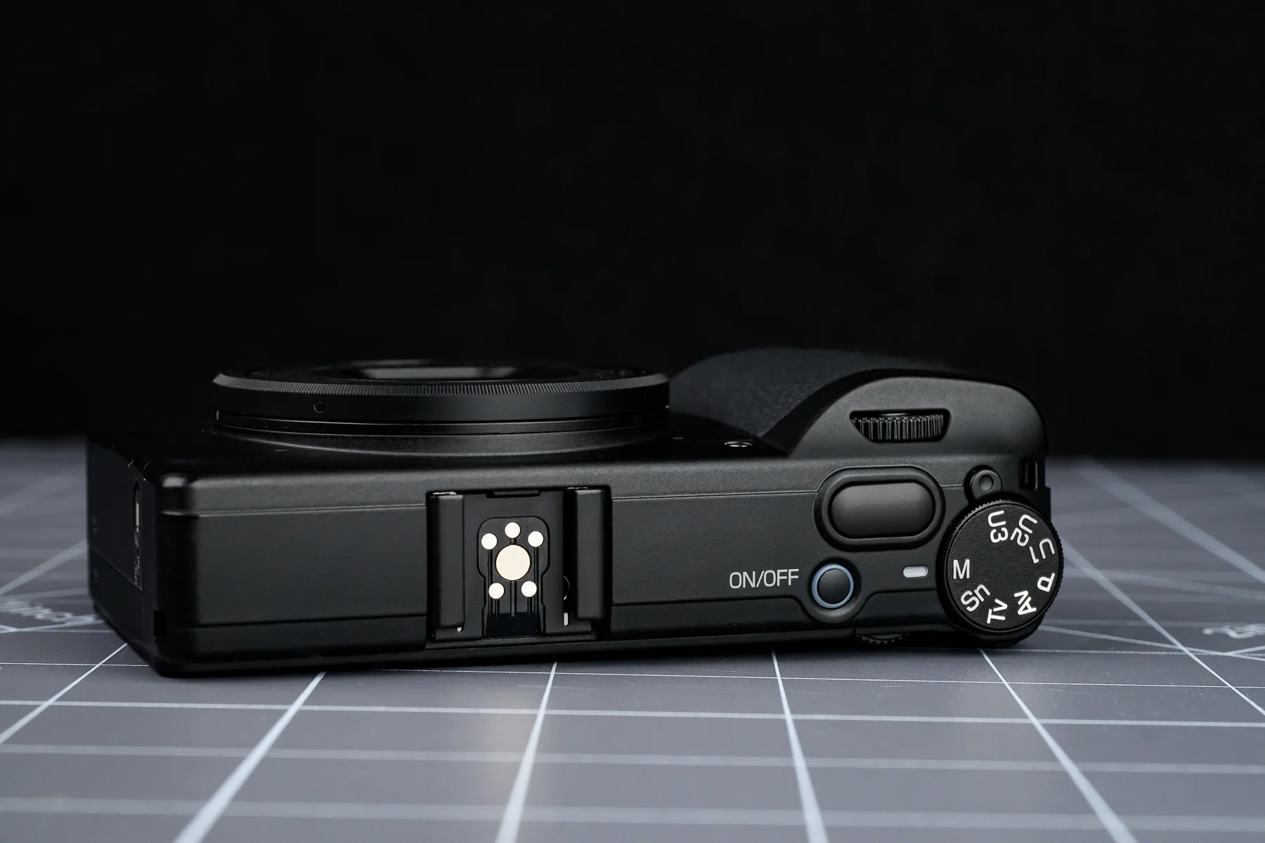 Ricoh GR IV Monochrome đắt hơn GR IV thường hơn 15 triệu đồng