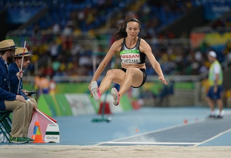 Kỹ thuật nhảy xa kiểu ngồi gồm mấy giai đoạn theo luật nhảy xa?