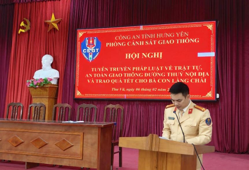 Đội Cảnh sát đường thuỷ số 2, Phòng Cảnh sát giao thông tổ chức tuyên truyền trật tự an toàn giao thông và trao quà Tết cho bà con “Làng chài bình yên”