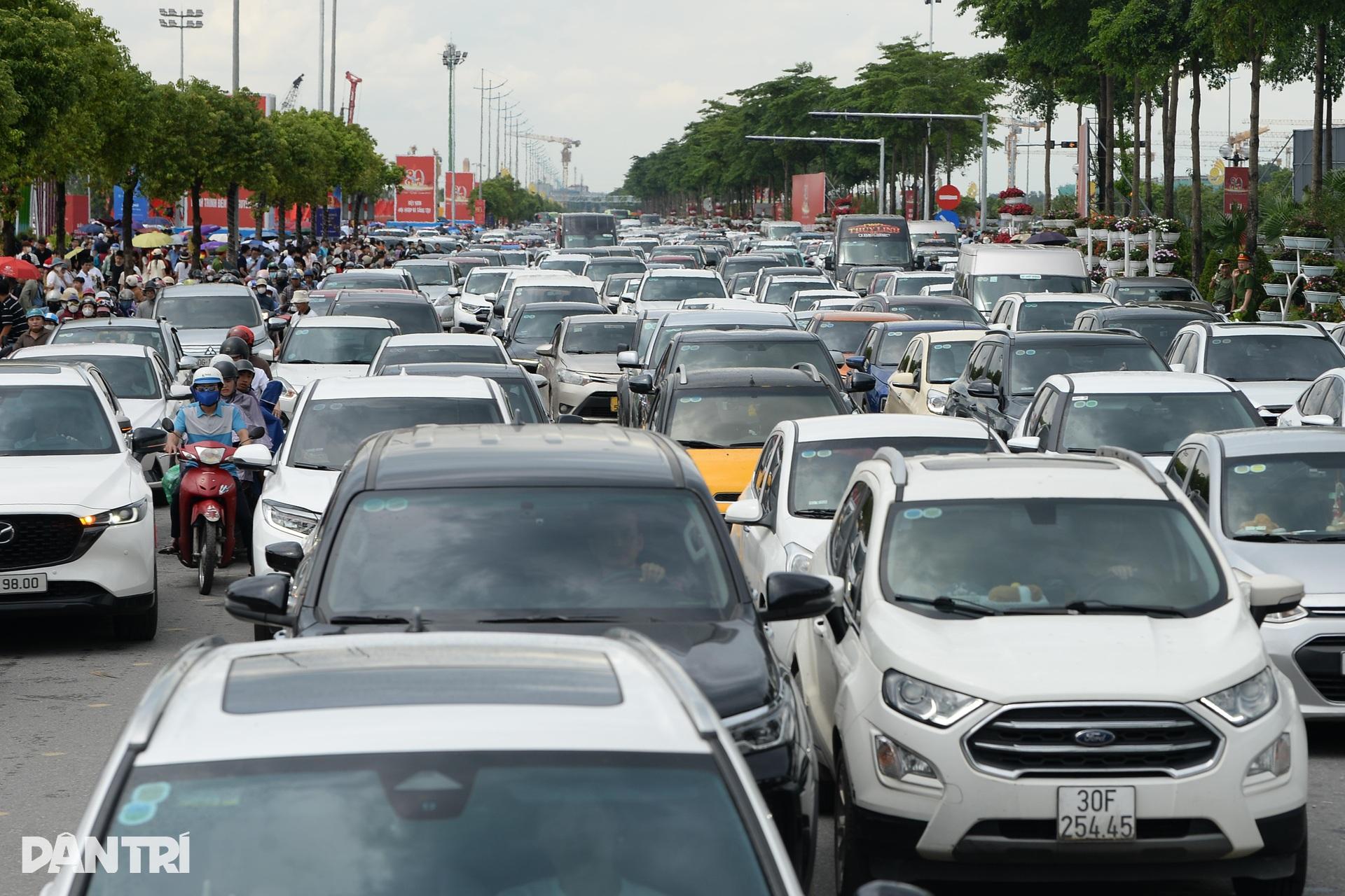 Đường đi triển lãm Quốc gia ùn tắc, người Đông Anh lập đội xe chở miễn phí