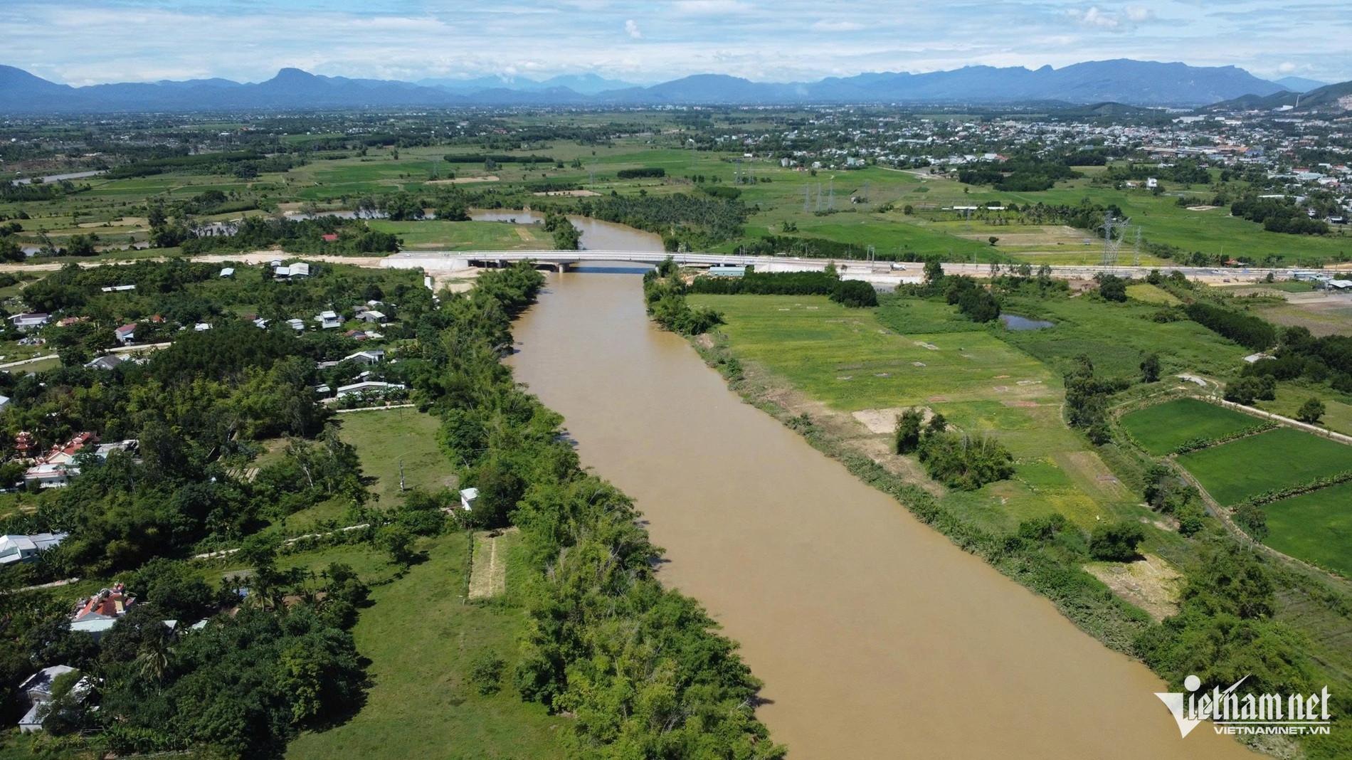 Cầu hàng trăm tỷ ở Đà Nẵng thông xe kỹ thuật rồi rào chắn lại vì lý do bất ngờ
