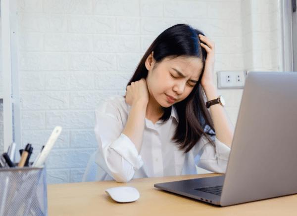 Ngủ dậy đau đầu do đâu, nguy hiểm không và cách khắc phục nhanh?