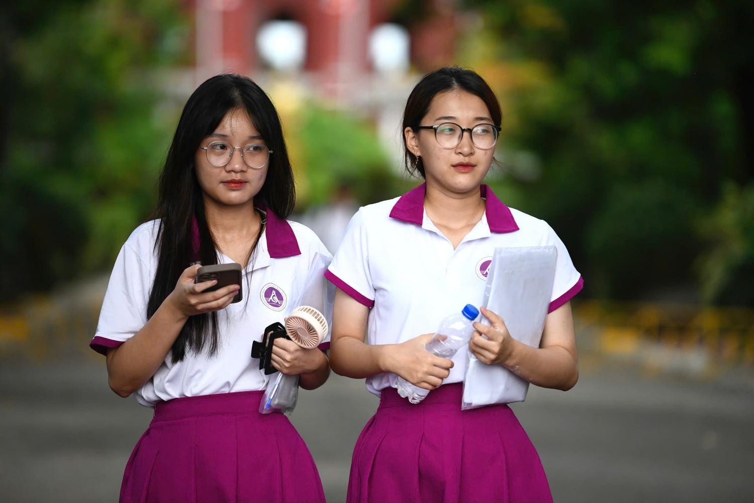 Sỹ tử hoàn thành 'môn thi áp lực nhất': Cập nhật đề thi, giải đề Toán