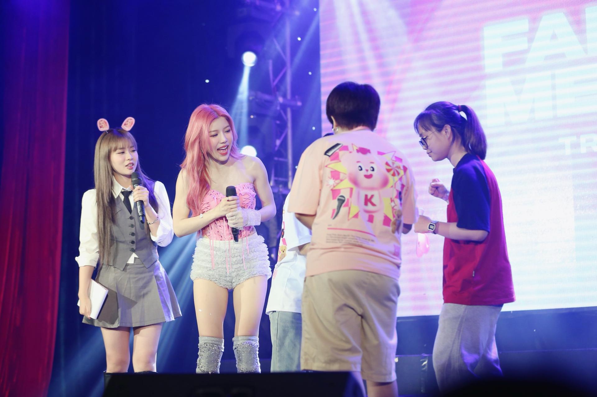 Trang Pháp xin fan đừng "méc mẹ" khi múa cột trong fan meeting