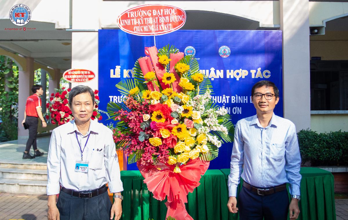 Lễ ký kết thỏa thuận hợp tác giữa BETU và Trường THPT Trần Văn Ơn