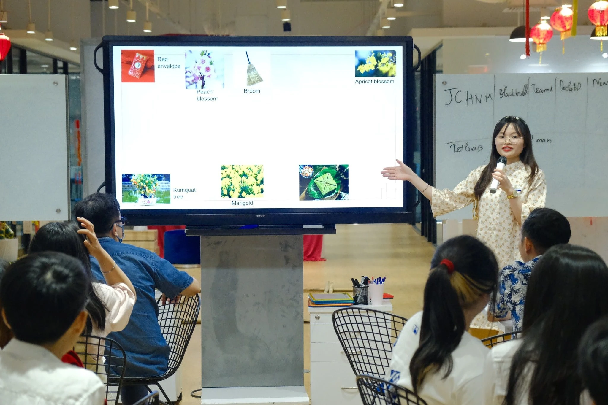 5 đoạn văn tiếng Anh về Tết ngắn gọn (Kèm từ vựng hữu ích)