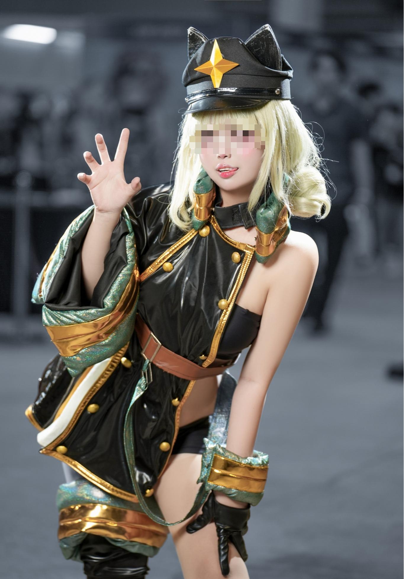 Chụp ảnh sexy, nữ coser “bất lực” khi bị người xem đổ lỗi làm “đứt chuỗi”