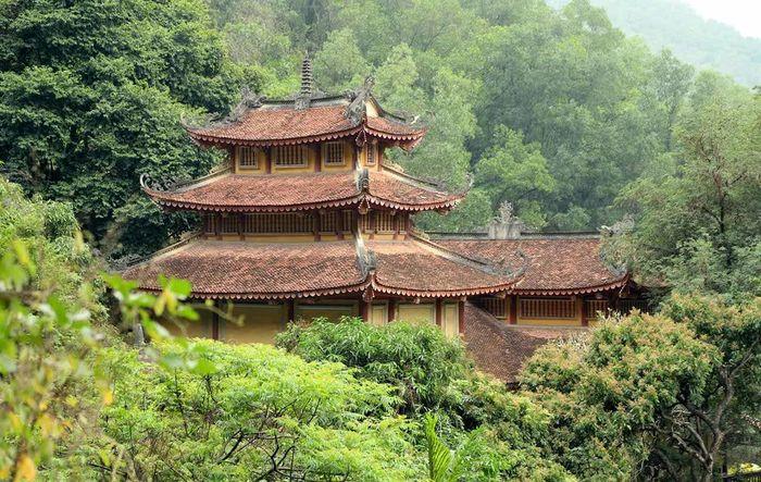 Khám phá ngôi chùa chứa kho cổ vật dưới chân núi Nhẫm Dương