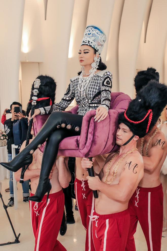 Thu Minh chơi trội như bà hoàng, được trai Tây 6 múi ngực trần kiệu đi sự kiện